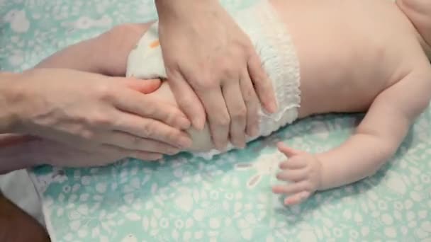 Mains Féminines Faisant Massage Des Jambes Nouveau Massage Pour Bébé — Video