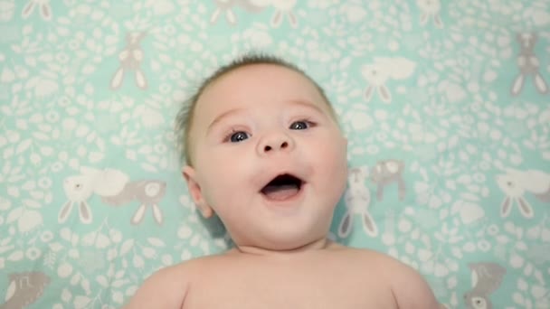 Battaniyeye Uzanmış Kameraya Bakan Tatlı Bir Erkek Bebek Gülümseyen Mutlu — Stok video