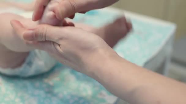 Een Baby Voetmassage Van Dichtbij Handen Van Therapeut Wrijft Het — Stockvideo