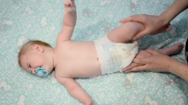 Masér Dává Tělocvičnu Novorozenci Masáže Pro Děti Odlehčující Tón Tři — Stock video