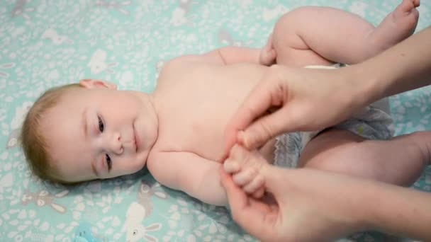 Donna Massaggiare Bambino Carino Sulla Coperta Bambino Ginnastica Massaggiatore Sta — Video Stock