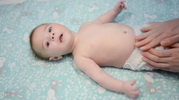 Mamá Acaricia Barriga Bebé Recién Nacido Mujer Masajeando Barriga Cólica — Vídeos de Stock