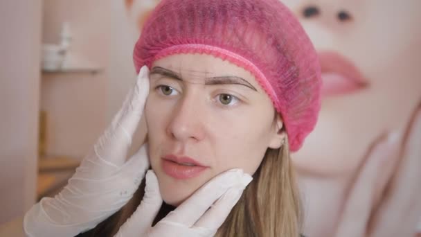 Eine Kosmetikerin Skizziert Einer Jungen Kundin Eine Neue Augenbrauenform Konzept — Stockvideo