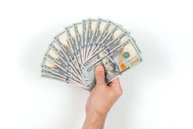 Beyaz arka planda gölgeli, 100 dolarlık banknotları olan bir adam. Para, Amerikan doları, banknotlar...