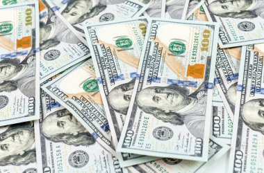 100 dolarlık banknotlar. Yüz dolarlık banknotlar. Yukarıdan bak. Para ve finans kavramları