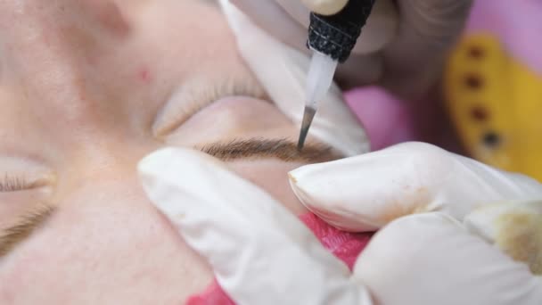 Esteticista Guantes Blancos Haciendo Permanente Maquillaje Corrección Cejas Forma Mujer — Vídeos de Stock