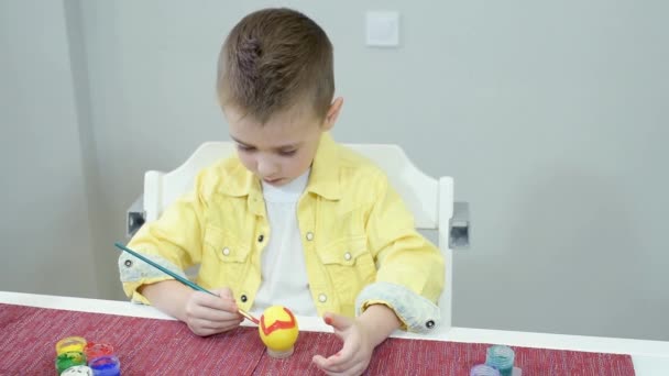 Wesołych Świąt Piękny Biały Chłopiec Malować Dekorować Jajka Mały Chłopiec — Wideo stockowe