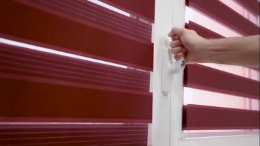 El balkon kapısını kapatmak için anahtar kullanıyor. Pencere kolu kilidi. Bebek koruması için ev güvenliği kilidi. Bir çocuğu pencereden ya da balkondan düşmekten koruma kavramı