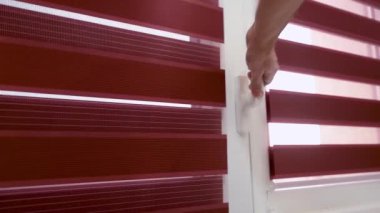 Pencere kolunda kilit ve erkek eli var. Pencere kolunu koruyun. Çocukların güvenliği için anahtarı olan kilit penceresi. Evde pencere kayışları.