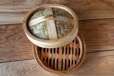 Bambu buhar seti, ahşap masada Çin mutfak gereçleri, üst manzara. Buharda pişirilmiş hamur köfteleri için boş geleneksel Asya bambu buharlı buhar tenceresi. Üst görünüm