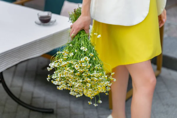 Close Female Hands Bouquet Wild Camomile Flowers Girl Yellow Dress — Stock Photo, Image