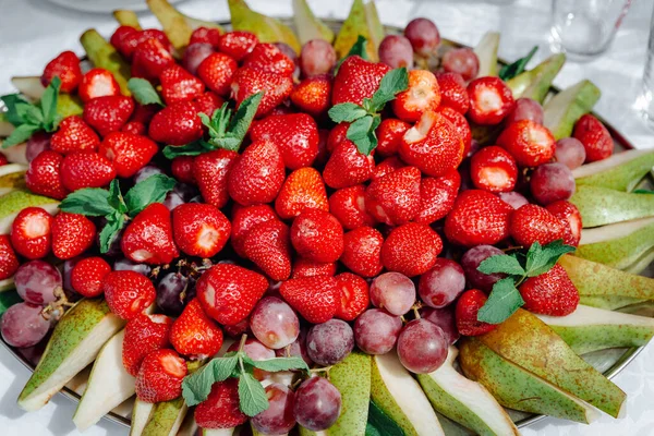 Close Beautiful Fruit Slicing Wedding Table Buffet Open Air Plate — Stock Photo, Image