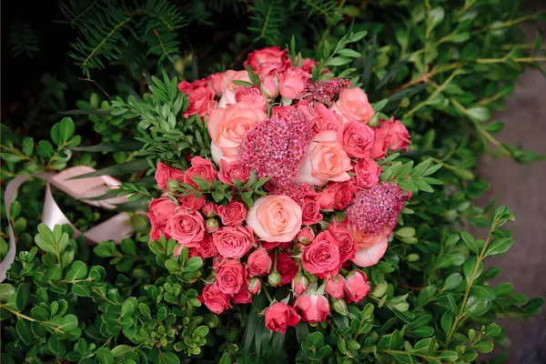 The brides wedding bouquet of red and pink roses. Big day bouquet — Stock Photo, Image