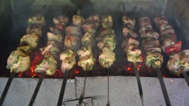 Dumanlı ızgara et. Şöminedeki ızgarada barbekü. Barbekü ve ızgara için odun yakıyorum.. 