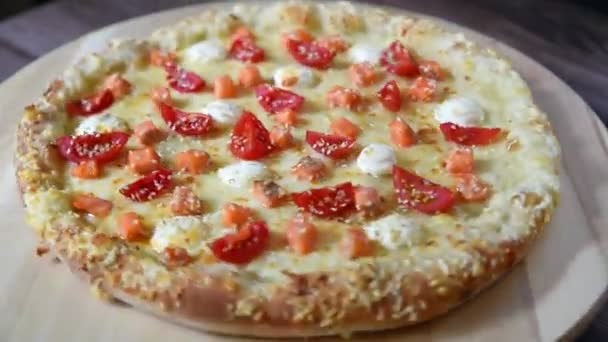 奶酪费城和西红柿 在木板上的脆热可口的披萨 — 图库视频影像