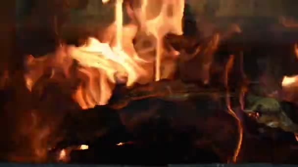 Brennendes Feuer Steinkamin Mantel Nahaufnahme Video Brennendes Holz Kamin Zeitlupe — Stockvideo