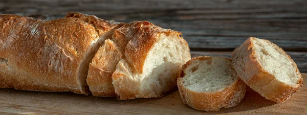 Banner Con Baguette Rodajas Tabla Cortar Las Baguettes Frescas Detallan —  Fotos de Stock