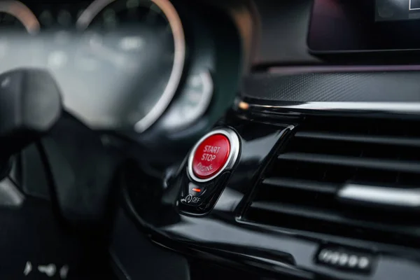 Tableau Bord Voiture Sport Avec Accent Sur Bouton Arrêt Démarrage — Photo