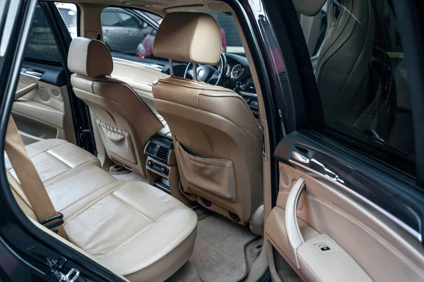 Carro Luxo Moderno Dentro Assentos Couro Bege Confortáveis Banco Traseiro — Fotografia de Stock