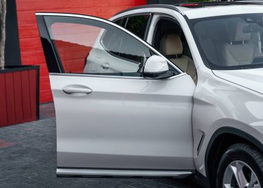 Ön yolcu kapısı yakın çekim açık. Beyaz renkli modern SUV araba.