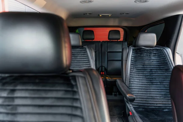 Два ряда пассажирских сидений в современном роскошном автомобиле. Селективный фокус — стоковое фото