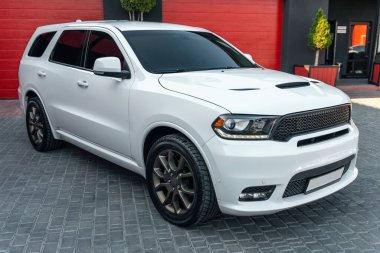 Ukrayna, Odessa 8 Temmuz 2021: Beyaz Dodge Durango parkta.