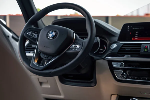 Украина, Одесса 8 - 2021 июля: Внутренний вид с рулем и приборной панелью роскошного нового автомобиля BMW X3. — стоковое фото