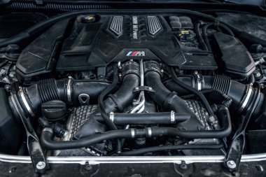 Ukrayna, Odessa - 8 Temmuz 2021: BMW M5, modern arabanın motoruna yakın çekim, ön görüş. İçten yanmalı motor, araba parçaları, ayrıştırma.