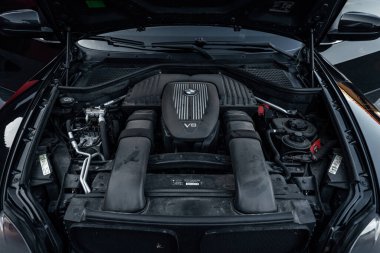 Ukrayna, Odessa - 8 Temmuz 2021: BMW bir arabanın motoru. V8 motoru