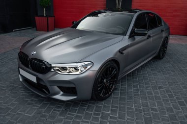 Ukrayna, Odessa - 8 Temmuz 2021: Boş park yerinde gri ve siyah çerçeveli bir mat BMW M5