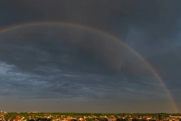 Duha Nad Bouřlivou Oblohou Dvojitá Duha Nad Městem Dramatickou Oblohou — Stock fotografie