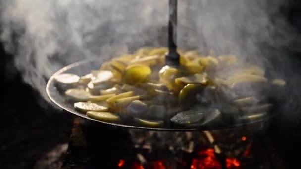 Potatoes Fried Fire Someone Fanns Fire Frying Pan Potatoes Fried — Stock Video