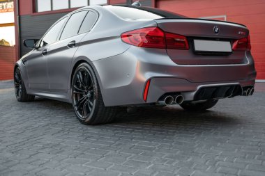 Ukrayna, Odessa - 8 Temmuz 2021: BMW M5 spor araba otoparkının arkası. Mat gri renkli ve siyah çerçeveli bir model.