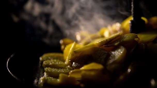Krumplit Egy Serpenyőben Sütik Egy Nyitott Tűz Felett Közelről Szabadban — Stock videók