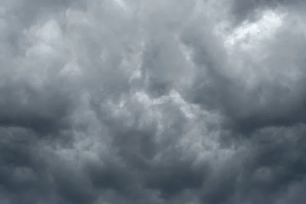 Dramatické nebe pozadí s tmavými bouřkovými mraky na tmavé obloze. Černé mraky před deštěm — Stock fotografie