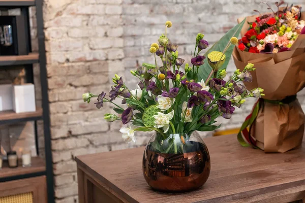 Bouquet of flowers in an authentic elegant vase. Set of purple and white eustoma flower and buds. — Stock Photo, Image