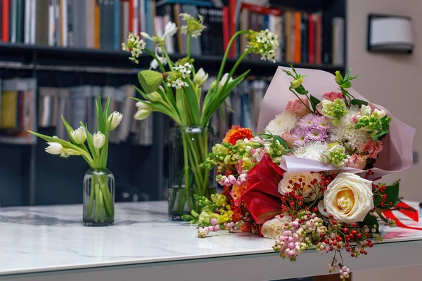 Trois Beaux Bouquets Printemps Arrangements Fleurs Avec Diverses Couleurs Dans — Photo