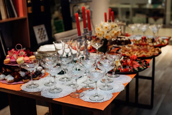 Preparação Para Banquete Festa Copos Vinho Lanches Sobremesas Cenário Mesa — Fotografia de Stock