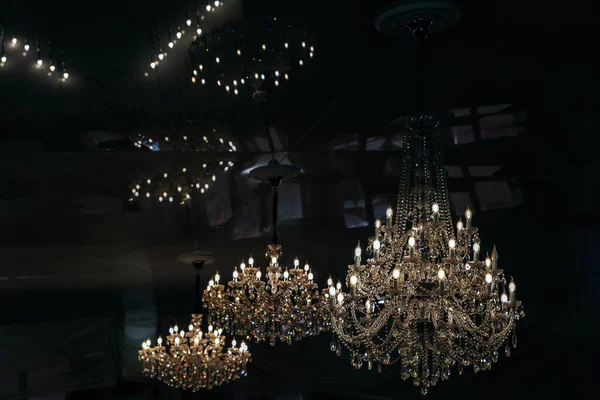 Сировина Освітлення Кристалічної Люстри Стилі Бароко Темному Тлі Стельові Лампи — стокове фото