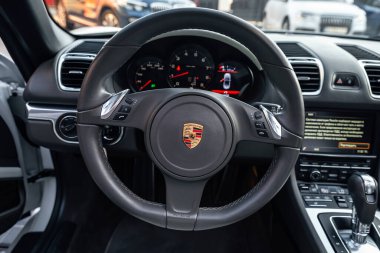 Ukrayna, Odessa 8 Eylül 2021: Porsche 718 Boxter direksiyonu. Araba direksiyonundaki Porsche logosunun görüntüsü.