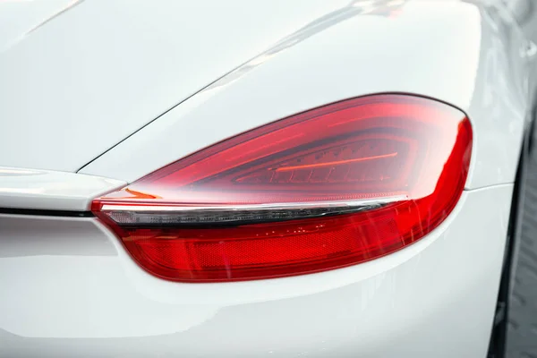 Czerwony Reflektor Nowego Nowoczesnego Białego Samochodu Koloru Tylne Światło Stopu — Zdjęcie stockowe
