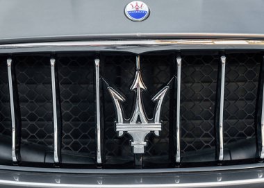 Ukrayna, Odessa - 8 Eylül 2021: Arabanın önünde Maserati logosu. Maserati arabasının ön ızgarasında İtalyan marka lüks arabalar var..