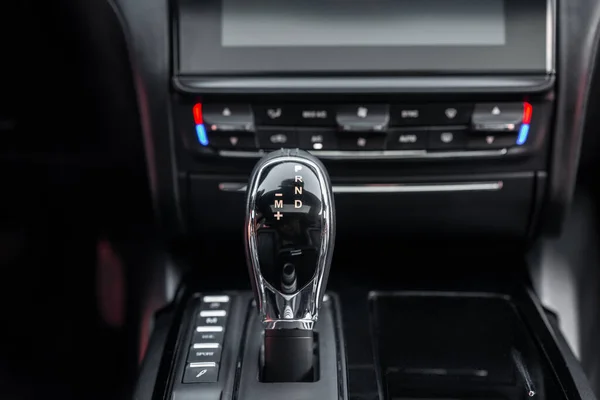 Details zum Cockpit-Innenraum. Automatische Schaltung in einem modernen teuren Auto. Autoinnenraum mit Nahaufnahme von Automatikgetriebe — Stockfoto