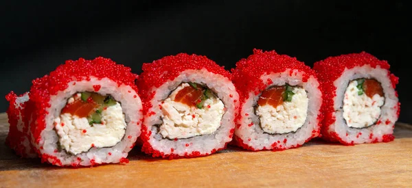 Set japonské ryby sushi rolls California ebi. Losos, sýr Philadelphia, avokádo, kaviár červený tobik, nori, rýže. — Stock fotografie