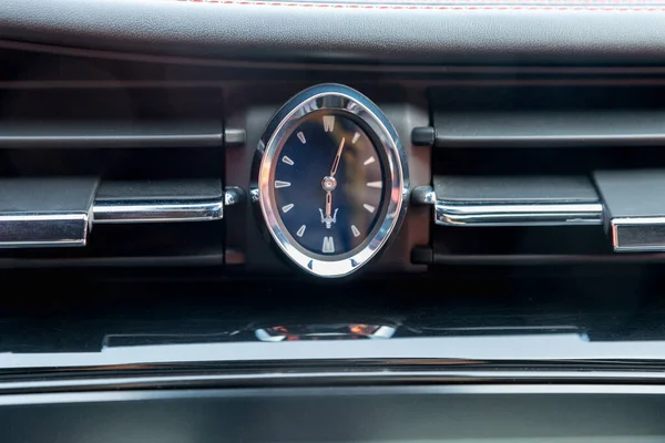 Ucrânia, Odessa 8 de setembro - 2021: Interior do moderno carro de luxo Maserati Ghibli. Vista do relógio no carro, relógio de automóvel. — Fotografia de Stock