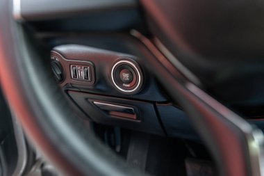 Düğme motoru çalıştı ve motor durdu. Araba içeride. Ateşleme uzaktan kumandası. Modern araba iç dekorasyonu. Seçici odak.