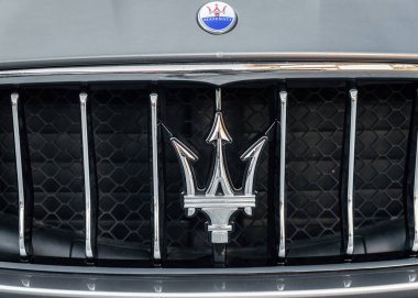 Ukrayna, Odessa - 8 Eylül 2021: Arabanın önünde Maserati logosu. Maserati arabasının ön ızgarasında İtalyan marka lüks arabalar var.