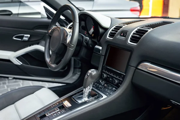 Blick in den Innenraum des Luxus-Cabrios, modernes Armaturenbrett mit Touchscreen, weiße Ledersitze ideal für den Fahrer. Selektiver Fokus. — Stockfoto