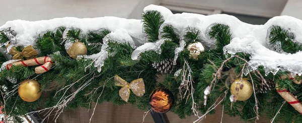 Weihnachtsdekoration Auf Einem Schneebedeckten Dach Weihnachtsdekoration Den Straßen Nach Schneefall — Stockfoto
