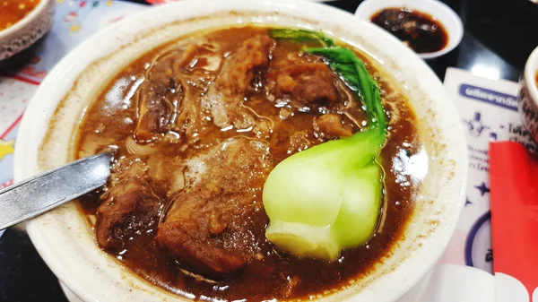 Hong Kong Stew Beef Con Espinacas Verdes Tazón Blanco Salsa — Foto de Stock